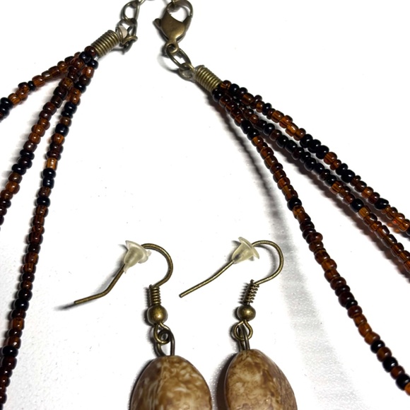 Set of multi layered beaded necklace with earrings - tan & brown - Picture 4 of 4
